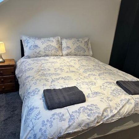 Luton Home Near Airport Private & Shared Bathroom Option Exteriör bild