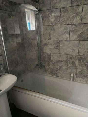 Luton Home Near Airport Private & Shared Bathroom Option Exteriör bild