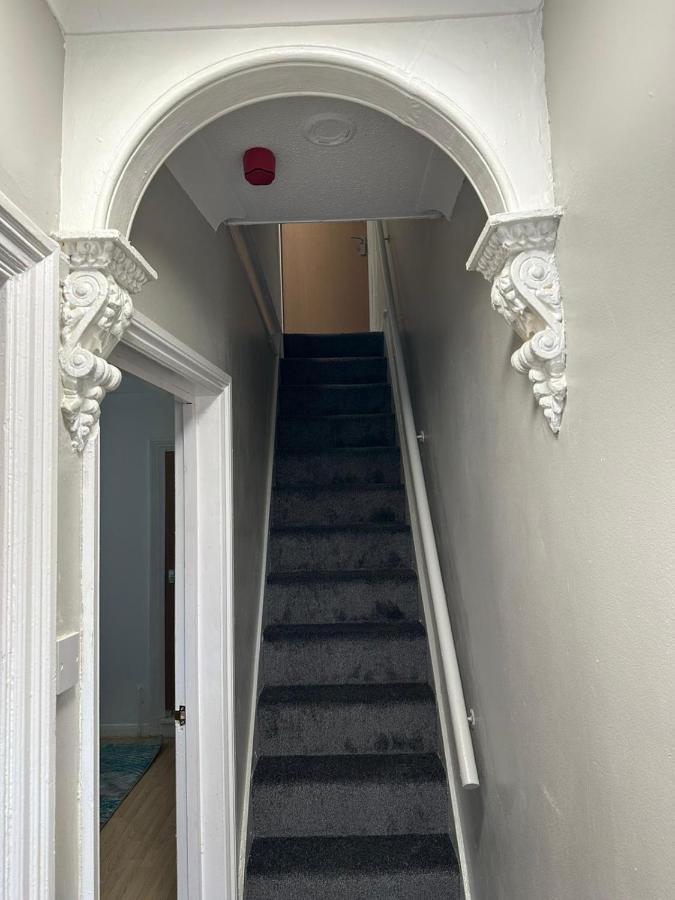 Luton Home Near Airport Private & Shared Bathroom Option Exteriör bild