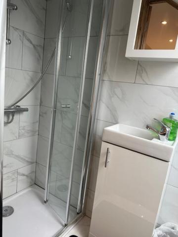 Luton Home Near Airport Private & Shared Bathroom Option Exteriör bild